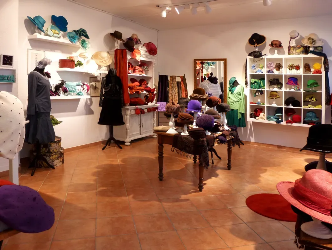 Kentucky Derby women’s hats at a luxury milliner’s shop featuring elegant wide-brimmed hats, fascinators, and designer headpieces for race-day style