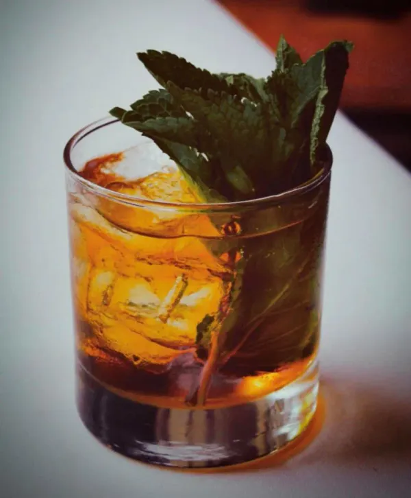 Classic mint julep cocktail with bourbon, ice, and fresh mint garnish – signature drink of the Kentucky Derby.